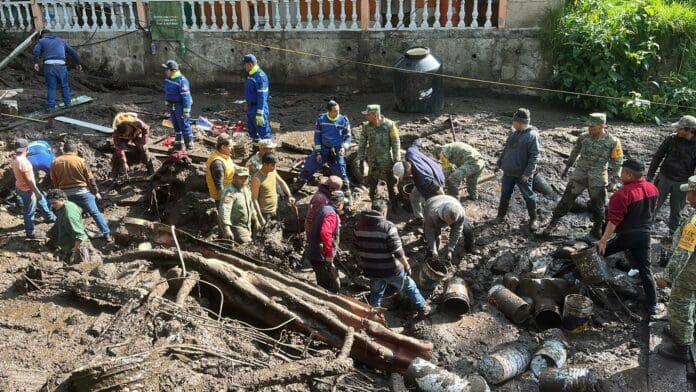 Video: Deslave de cerro deja un bebé muerto y nueve personas atrapadas en Jilotzingo, Edomex