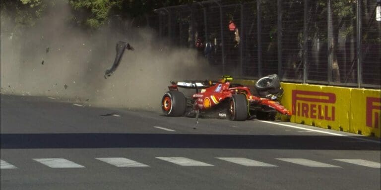 Video: Chocan Carlos Sainz y Sergio “Checo” Pérez a una vuelta del final; mexicano queda fuera del podio