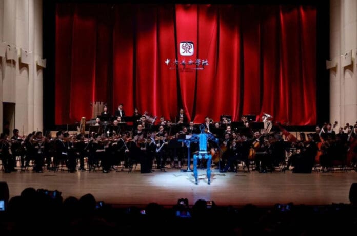 Video: Robot que funciona con inteligencia artificial dirige una orquesta en China