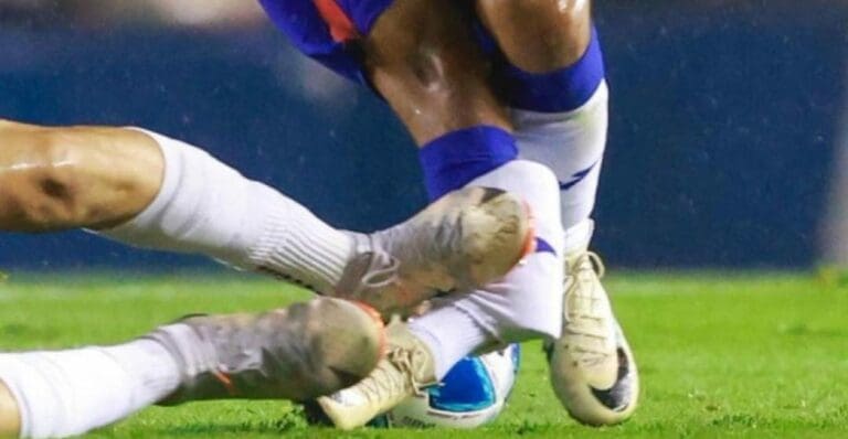 Periodistas y aficionados exigen que se expulse del futbol mexicano al jugador que fracturó al "Hobbit" Bermúdez.