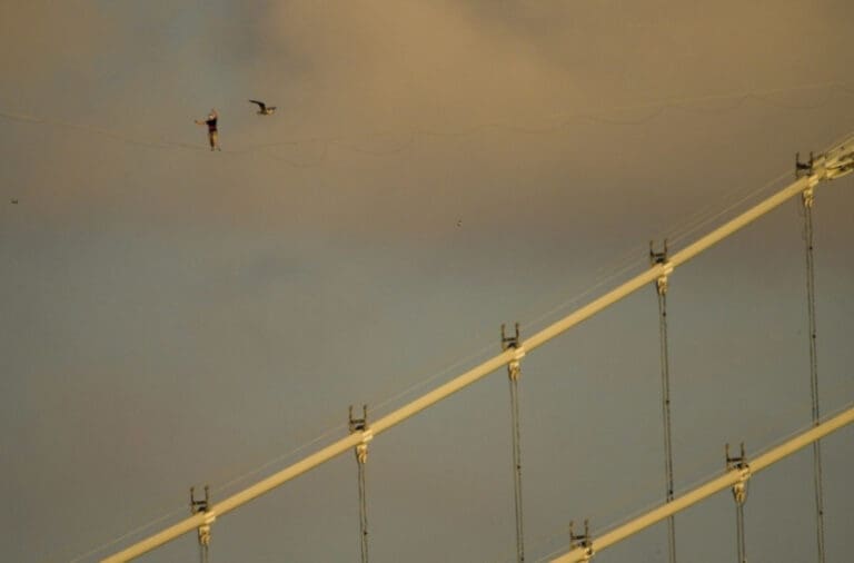 Video: Equilibrista cruza de Asia a Europa por una cuerda floja a 165 metros de altura