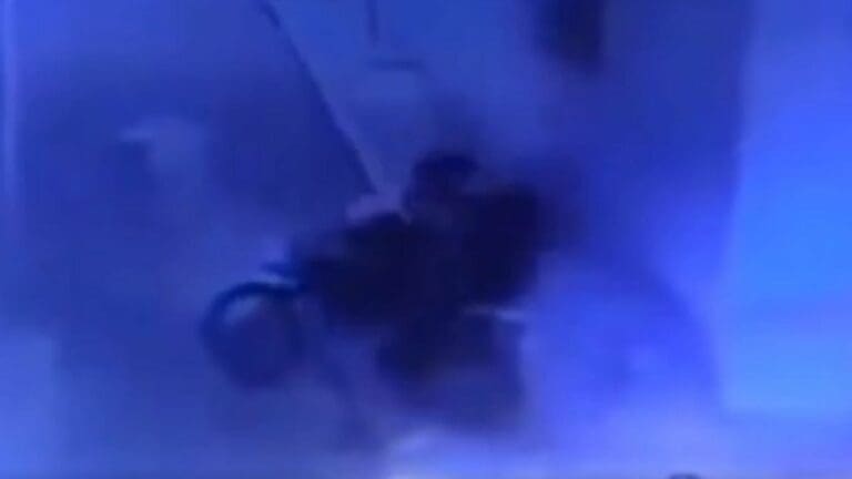 VIDEO: Joven frustra robo dando ‘mochilazos’ a sus asaltantes en Puebla