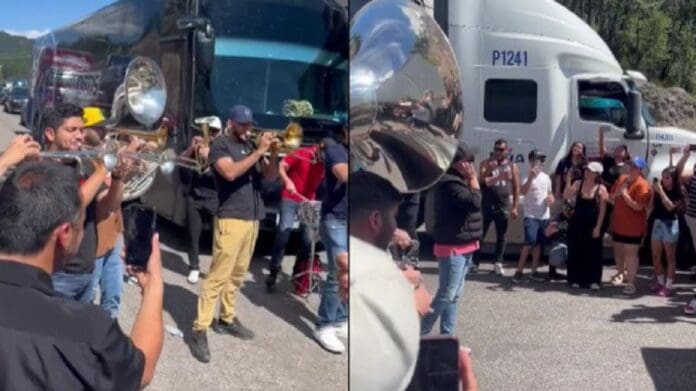 Banda 'Los Recoditos' queda atrapada en bloqueo criminal y toca gratis para la gente en Mazatlán