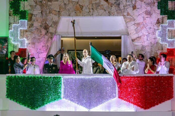 Diego Castañón encabeza tradicional grito de independencia frente a 5 mil Tulumnenses