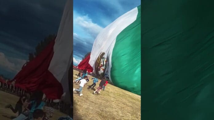VIDEO: Niños evitan que bandera monumental de México toque el piso
