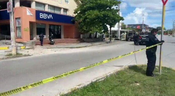 Asesinan a un sujeto en sucursal del banco BBVA del mercado 28 de Cancún. Al parecer el hombre se resistió a un asalto.