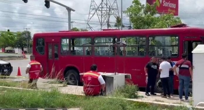 Bombero fallece a bordo de un autobús del transporte público en Cancún. Al parecer fue a causa de un infarto.