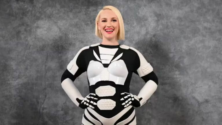 Video: Mujer dice autopercibirse como robot; asegura que se implantó un chip