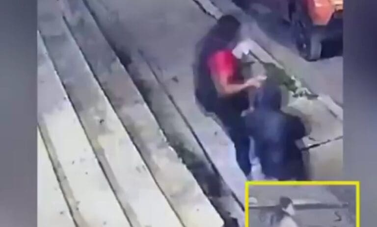 VIDEO: Detienen a madre por golpear a su hijo menor de edad en Edomex