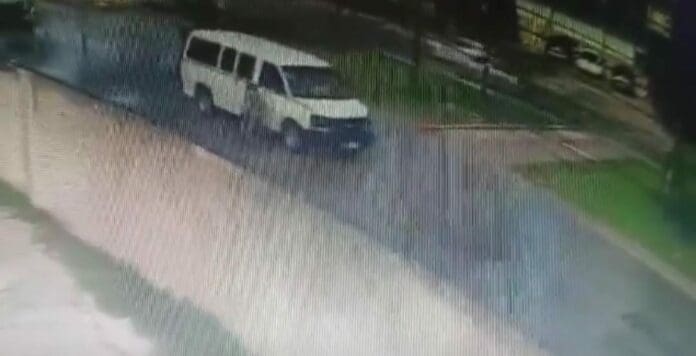 Revelan nuevo video del sujeto que intenta subirse a los autos en la Bonampak de Cancún. Autoridades ya investigan.