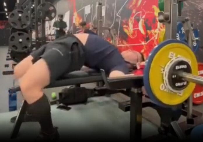 Video: Barra con más de 100 kilos le cayó en el cuello a un hombre en un gimnasio de Taiwán