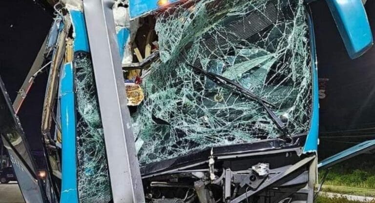 El conductor de un autobús Del Valle provoca nuevo accidente sobre la vía Cancún-Puerto Morelos; se llevó un letrero.