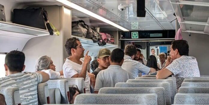 Denuncia un turista más fallas en el Tren Maya; quedaron ciuatro horas varados y los trasladaron en autobús.