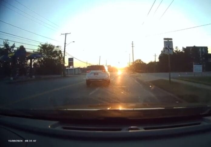 Video: Niña de ocho años es perseguida tras conducir el auto de sus padres para comprar café en Estados Unidos