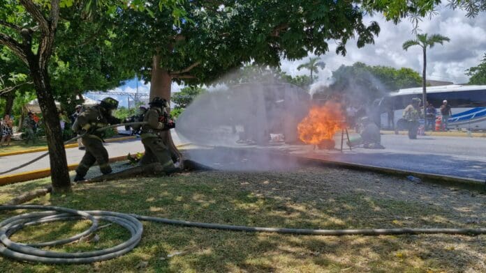Realizan simulacro en Cancún de la volcadura e incendio de un autobús con pasajeros. Participaron más de 80 elementos.