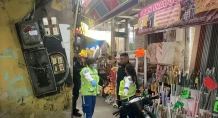 Fallece mujer con ocho meses de embarazo luego que le cayera material de construcción en Tepito en Cdmx este jueves.