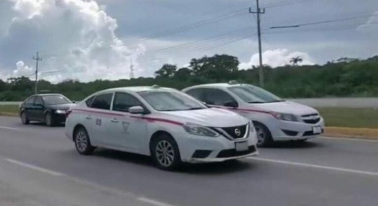 Hallan dos taxis con dos personas asesinadas a bordo, muy cerca del cenote Casa Tortuga en el municipio de Tulum