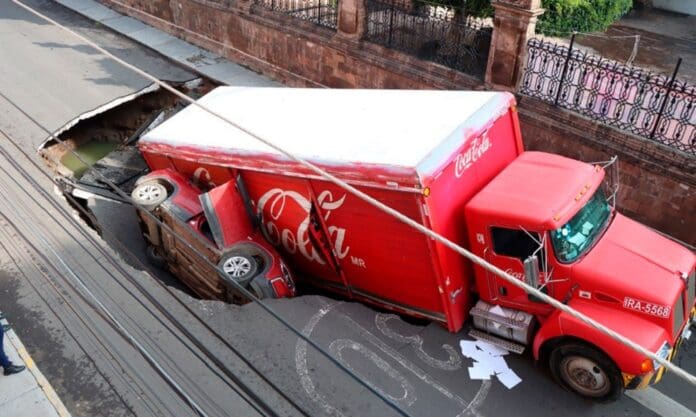 Socavón se traga una camioneta con una familia completa y un camión en Guanajuato