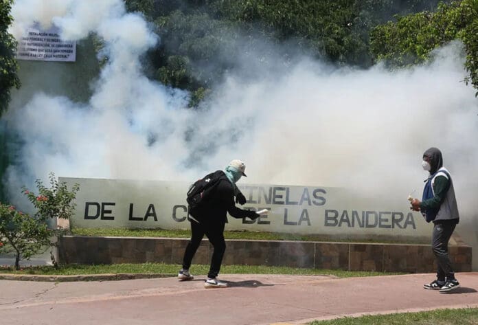 Video: Activistas de Ayotzinapa se enfrentaron al Ejército lanzando petardos en Guerrero