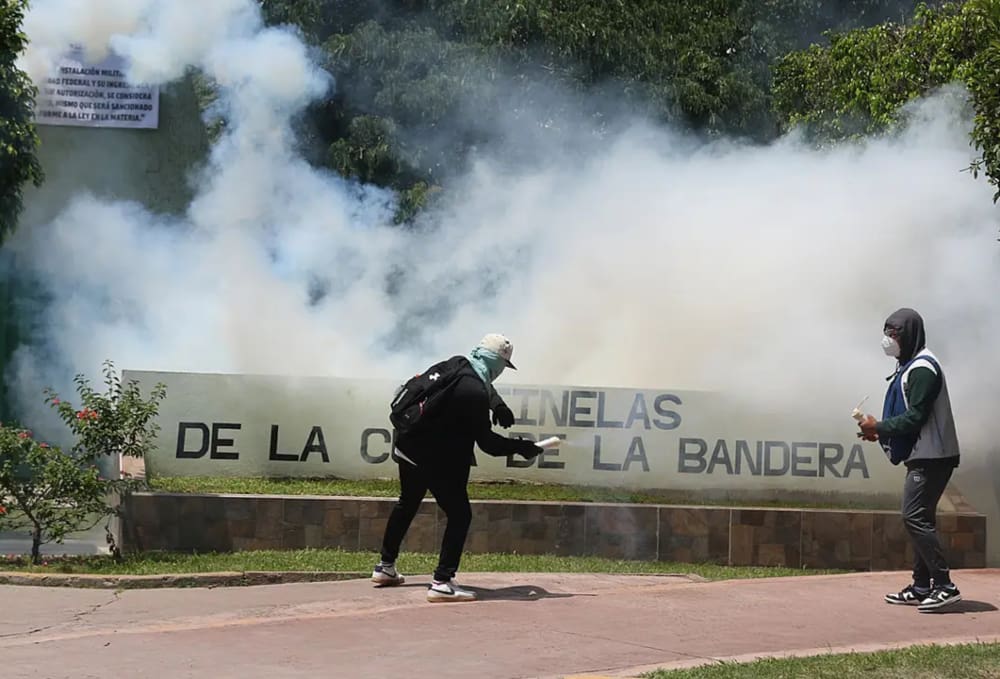 Video: Activistas de Ayotzinapa lanzaron petardos frente al Ejército en Guerrero
