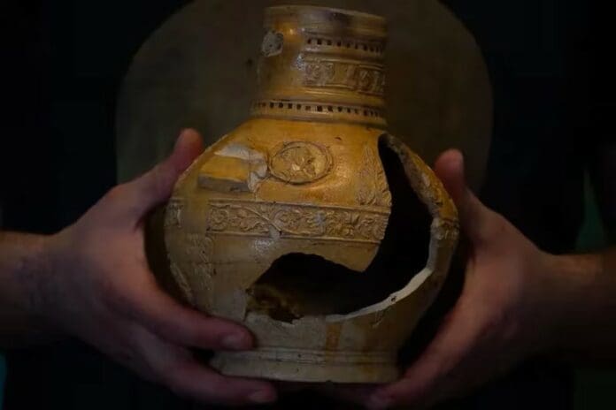 Descubren arqueólogos una “botella de bruja” del siglo XVI en Bélgica