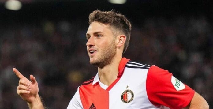 El delantero mexicano Santiago Giménez sufrió una lesión este domingo mientras jugaba con su equipo el Feyenoord.