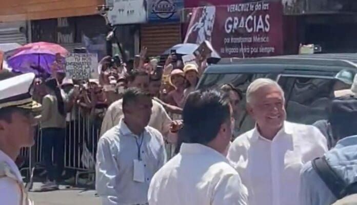 Arrojan una botella con líquido a AMLO en Veracruz mientras le gritaban 