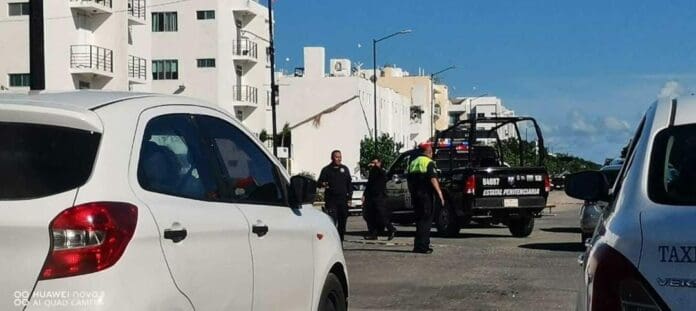 Disparan contra un conductor de transporte público en Selvanova en Playa de Carmen la tarde de este domingo.