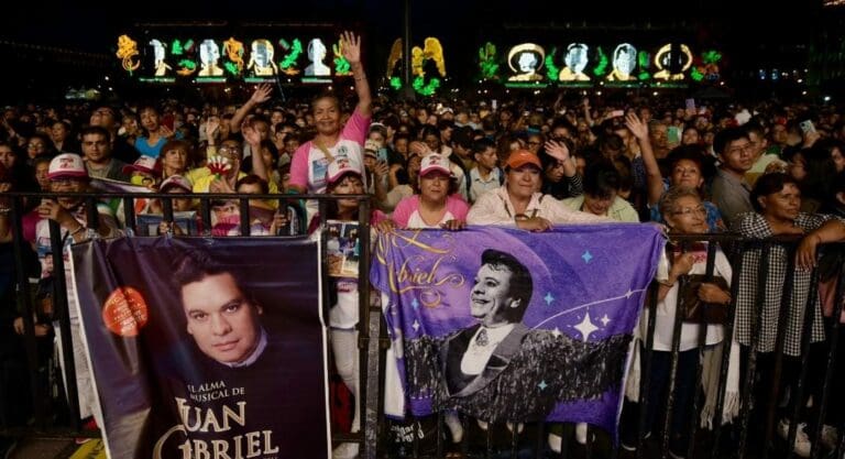 Miles de personas acudieron a ver a Juan Gabriel, ya que este domingo fue proyectado su concierto en Bellas Artes en el zócalo de la Cdmx.