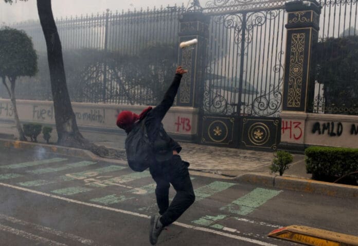 Video: Activistas de Ayotzinapa lanzan explosivos a Secretaría de Gobernación en CDMX