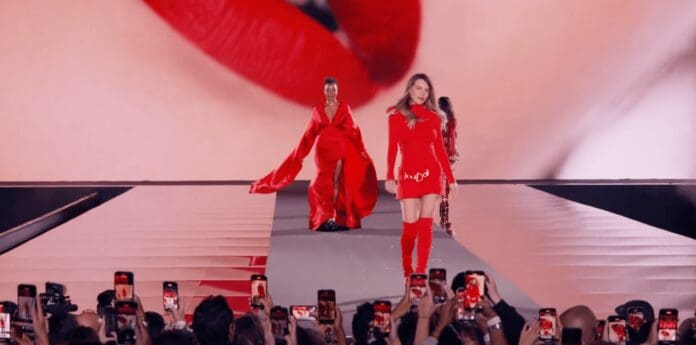 VIDEO: Belinda sufre aparatosa caída en pleno debut en la Fashion Week de París