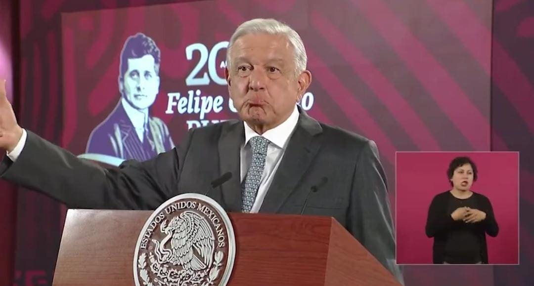 Video: AMLO dice que quien le arrojó la botella es traficante de influencias, pero es un morenista