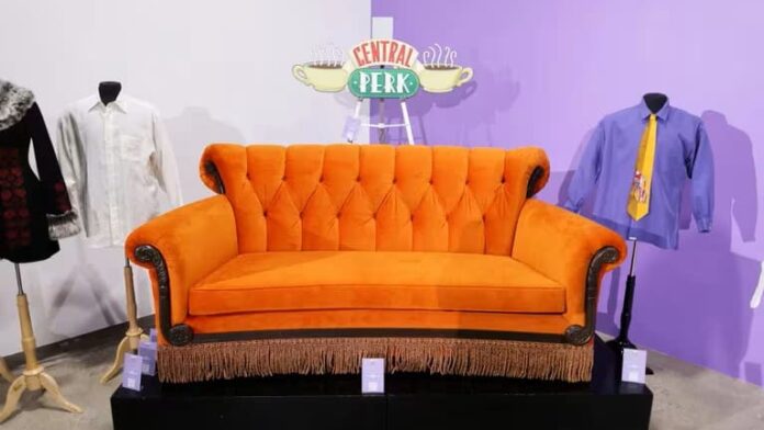 Subastan icónico sofá naranja de “Friends” en casi 30 mil dólares