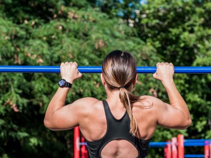 Mujer revela que sus bíceps “explotaron” al hacer reto viral de crossfit 