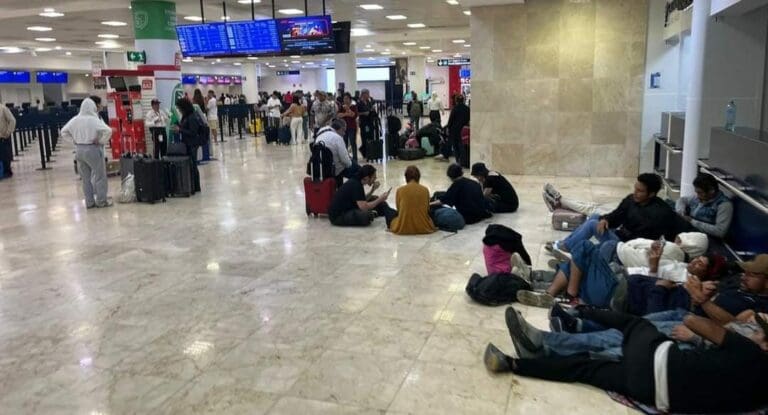 Aumenta número de vuelos demorados y cancelados en aeropuerto de Cancún por “Helene”
