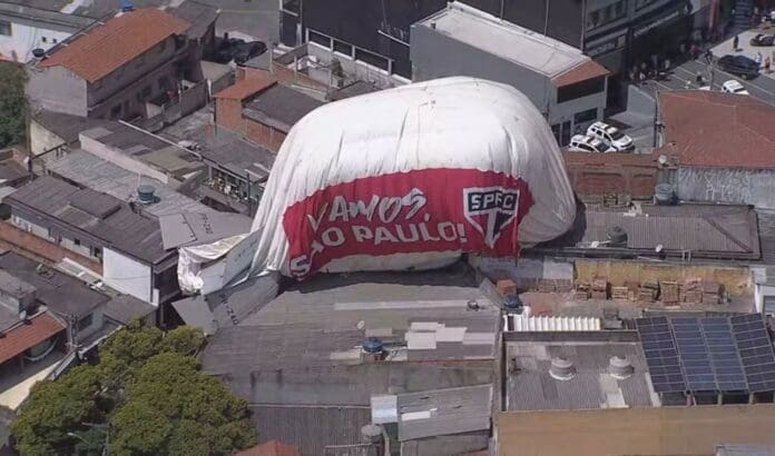 Video: Dirigible de un equipo de futbol se estrelló contra varias viviendas en Brasil
