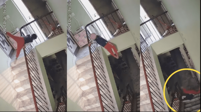 VIDEO: Pequeño cae de escaleras al jugar; padres no estaban en la casa