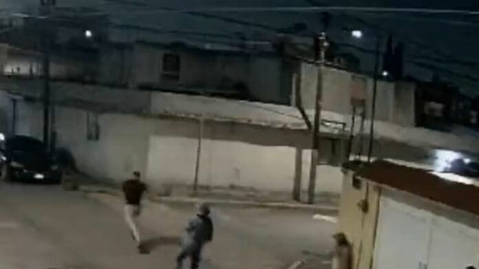 Video: Asaltan a pareja en Edomex; sujeto huye y abandona a su novia