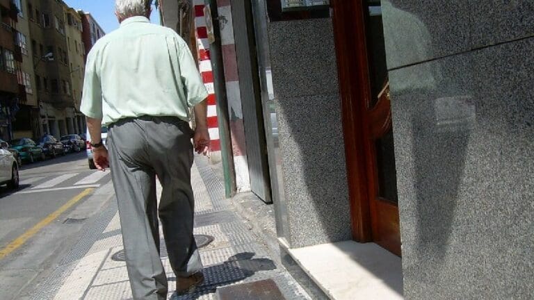VIDEO: Sujeto golpea con un palo a abuelo que paseaba a su nieto en una carriola en CDMX