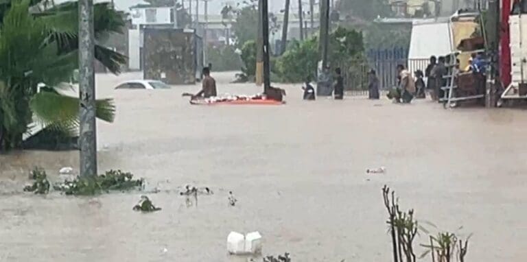 Video: Tras impacto del huracán John habitantes saquean Oxxo en Acapulco