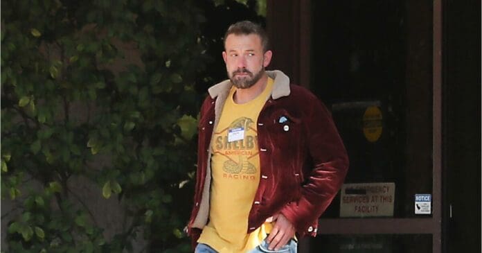 Captan a Ben Affleck ingresando a un centro de rehabilitación