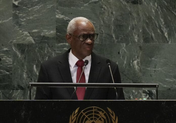 Video: Representante de Haití derrama agua que tomó de una jarra durante su discurso en la ONU