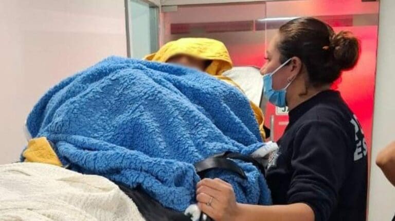 Ayudan paramédicos de Cancún a dar a luz a una mujer que no pudo llegar al hospital