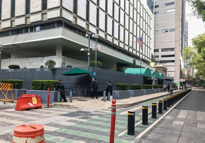 Embajada de Estados Unidos en México reprograma citas de visas por protestas de activistas de Ayotzinapa