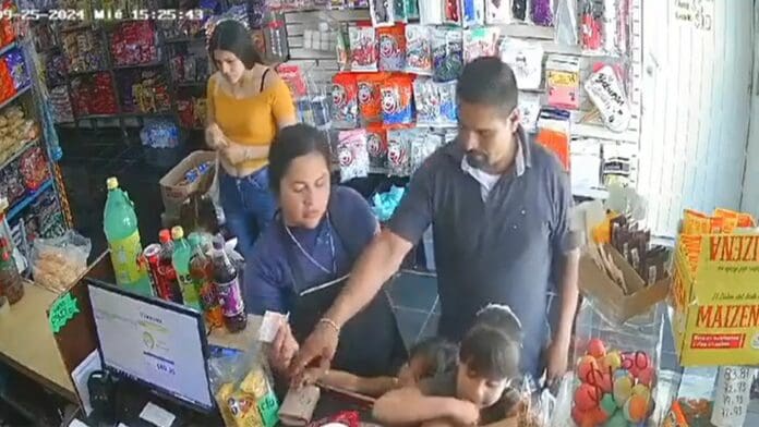 ¡Familia de ladrones! Padre le pide a su hija que robe el monedero de una joven descuidada en Guadalajara