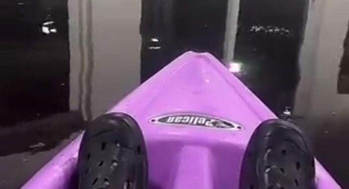 Un sujeto transmitió desde su casa de Florida, inundada por el huracán 