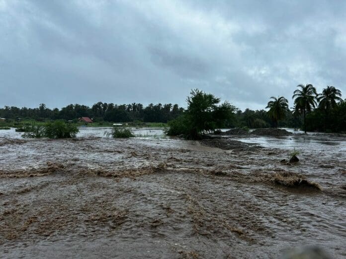Tras colapsar Acapulco activan alerta roja por tormenta tropical John en Colima y Michoacán
