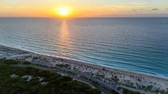 El Caribe Mexicano recibió 12.5 millones de turistas durante el mes de julio de 2024. El estado sigue siendo líder en llegada de visitantes.