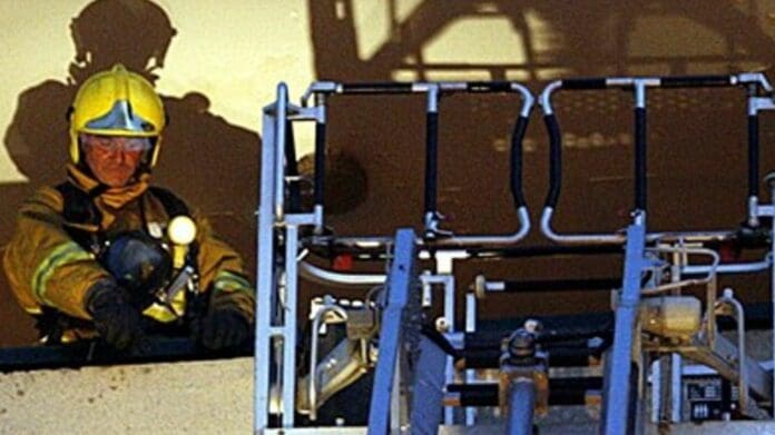 VIDEO: Perrito es reanimado con oxígeno tras quedar atrapado en un incendio