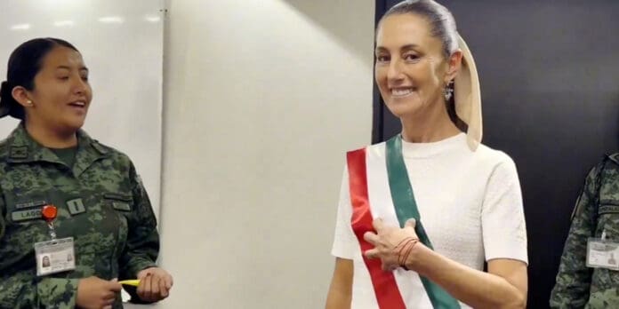 Claudia Sheinbaum se mide la banda presidencial previo a su toma de posesión